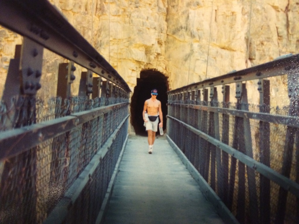 Broen Black Bridge med et spænd på 130 meter, førte os igennem grotten i baggrunden og videre op ad Kaibab Trail.